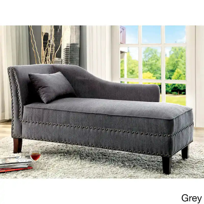 Chaise longue Sing Transitional en tissu avec garniture cloutée, par Furniture of America