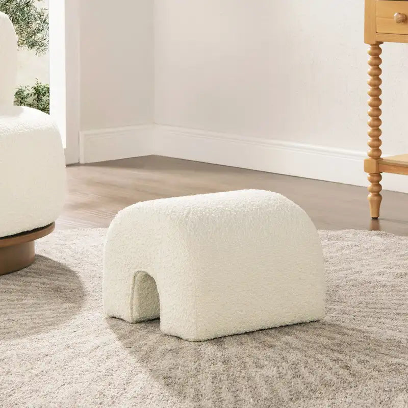 Pouf repose-pieds arqué Bridge 16 en fausse fourrure bouclée et tissu sherpa